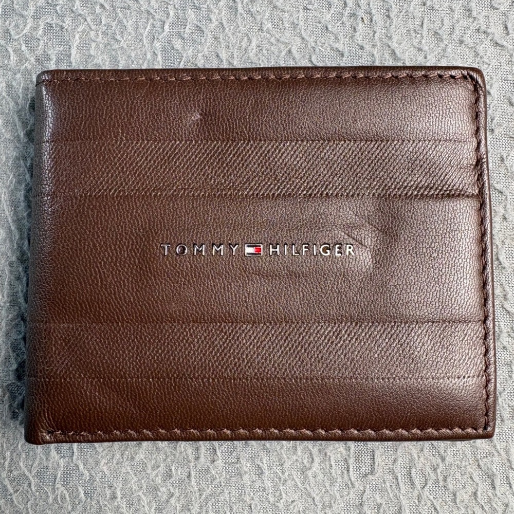 Tommy Hilfiger Mens Brown Leather Bifold Wallet Ribbed Texture Logo Accessory